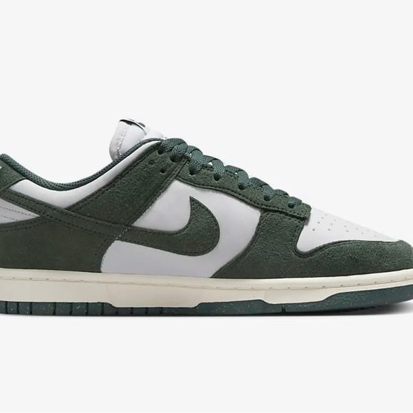 NWT Women’s Nike Dunk Low Green and White Sneakers - Picture 14 of 14